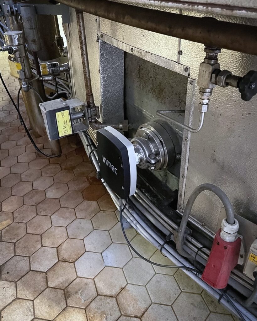 Inmec IL sensor installed on a vacuum pan